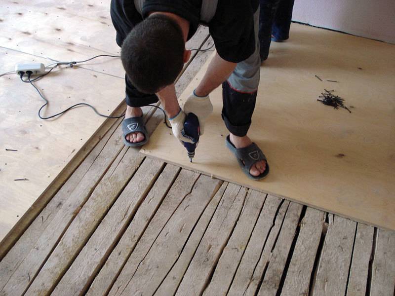 Как выровнять старый пол деревянный, в том числе не снимая: выравнивание стяжки своими руками с использованием фанеры или под ламинат