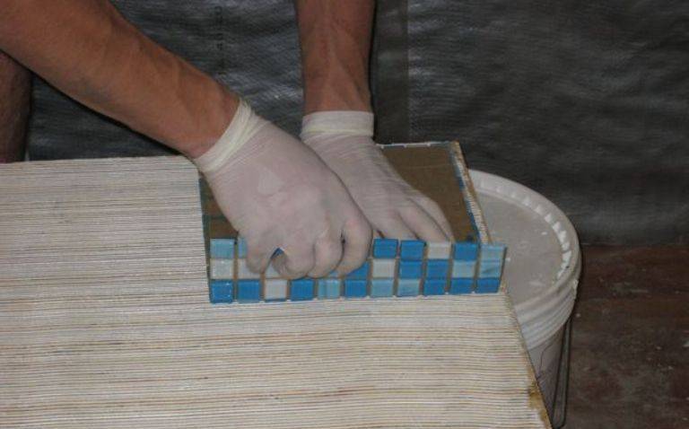 Как положить плитку в бане с уклоном под слив: правильный монтаж керамики на полу