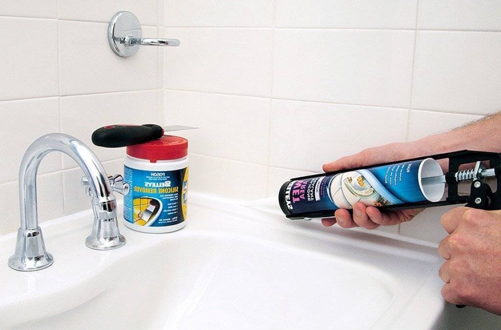 Способы очистки герметика на поверхностях в ванной комнате
