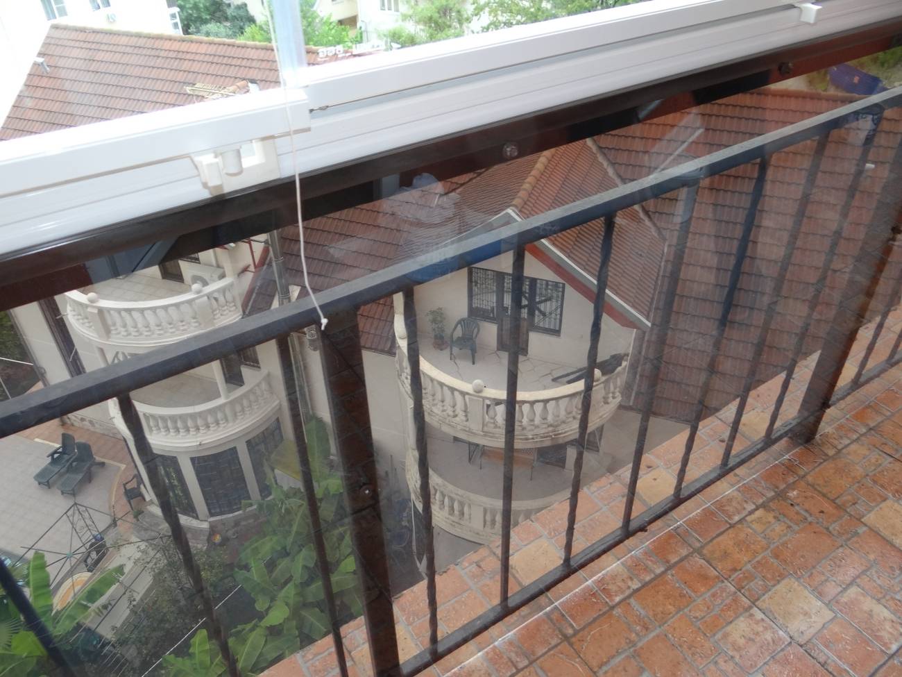 Козырек на балкон — красота и защита!