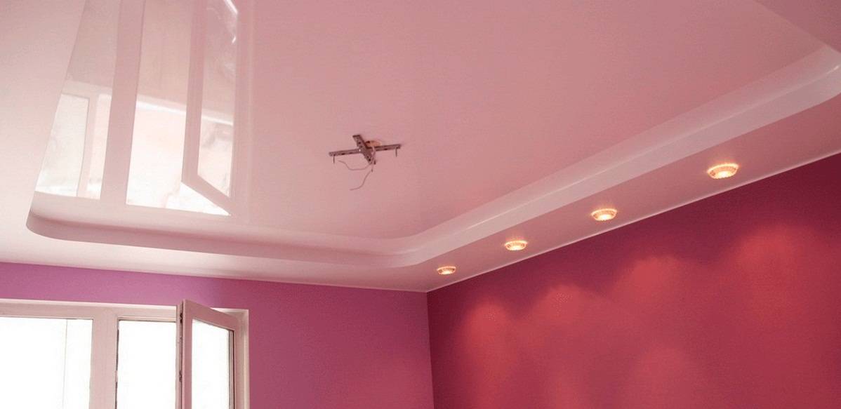 Розовый натяжной потолок — фото и преимущества светлых оттенков в интерьере