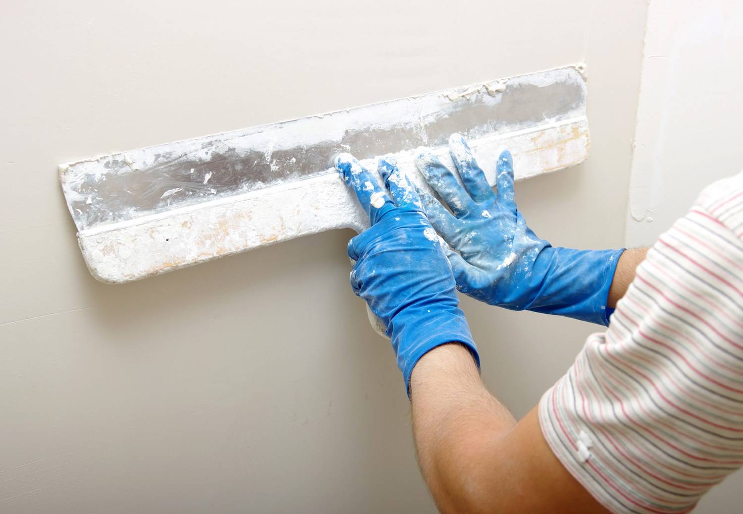Шпаклевка из гипса для потолка и стен – особенности материала, расход, как разводить +видео