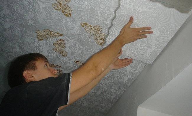Как клеить потолочную плитку и правильная укладка на потолок разными способами