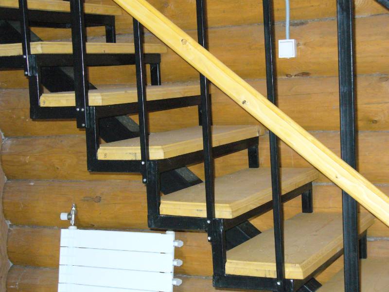 Современная лестница на металлокаркасе для дома