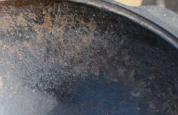 Почему ржавеет чугунная посуда и как ее очистить