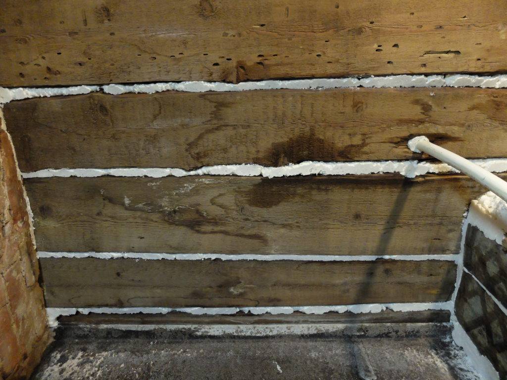 Чем заделать дыры в стене из бетона от перфоратора перед поклейкой обоев