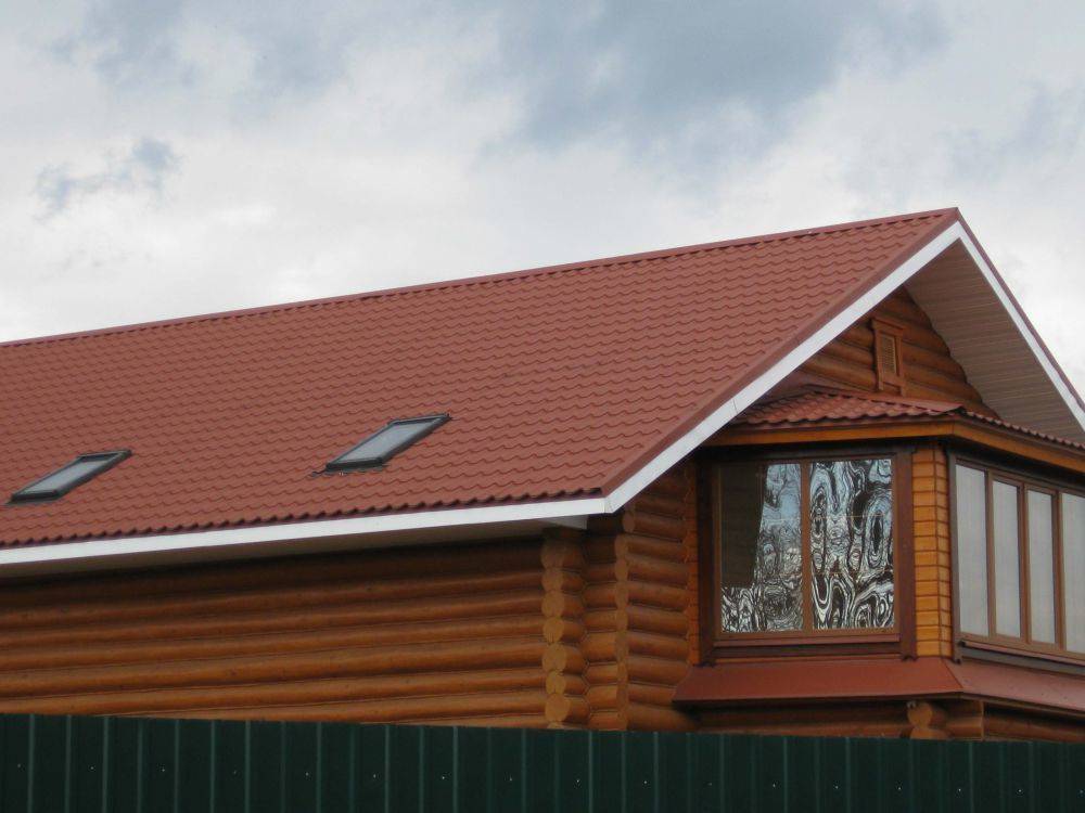 Крыша из металлочерепицы для частного дома – 20 фото
