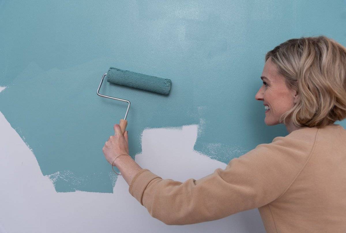 Как красить стены краской?