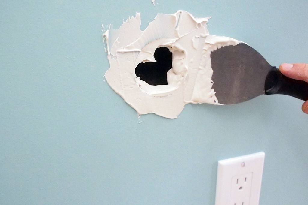 Как заделать дырку в гипсокартоне на стене с обоями?