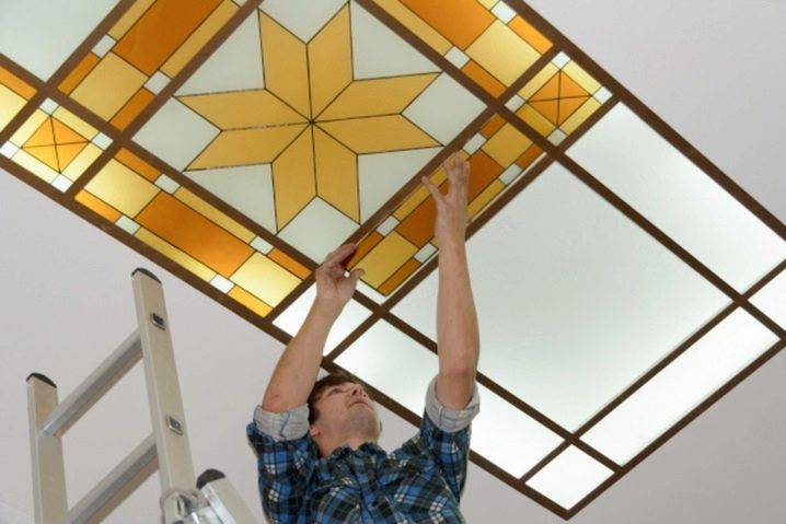 Разновидности и особенности стеклянных потолков