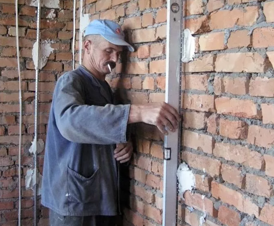 Выравнивание стен штукатуркой: как правильно своими руками выровнять очень кривые стены цементной смесью и можно ли с помощью гипсовой штукатурки выровнять ямы на стене