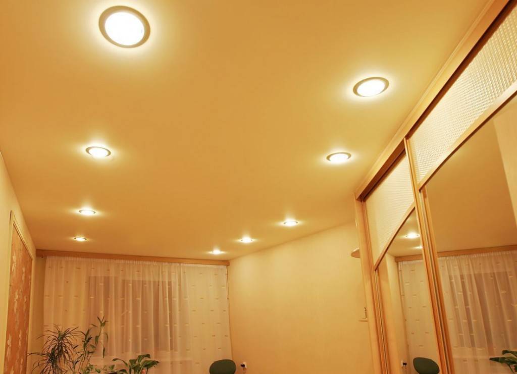 Точечное освещение потолков: фото и идеи размещения светильников