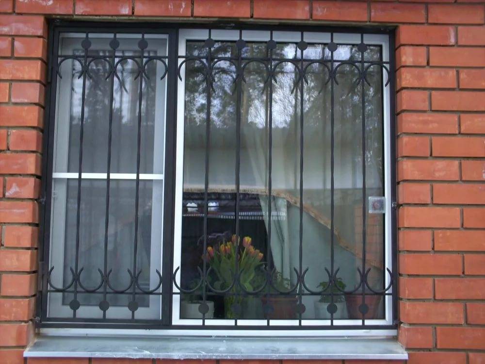 Металлические решетки на окна: методы и способы установки, виды
