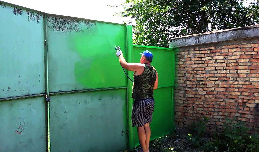 Как покрасить гаражные ворота своими руками, выбор состава и очистка поверхности. как покрасить металлические ворота своими руками? какой краской лучше покрасить железные ворота