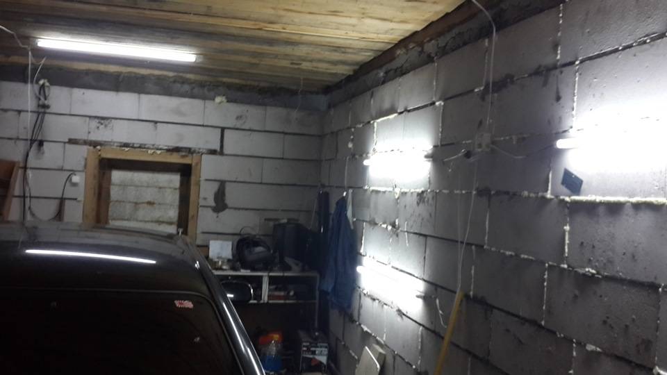 Освещение в гараже своими руками: светодиодные светильники и лента, без электричества