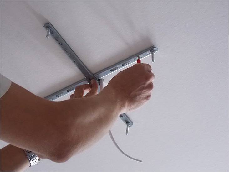 Как закрепить люстру на бетонном потолке: планка, крюк, прозвонка