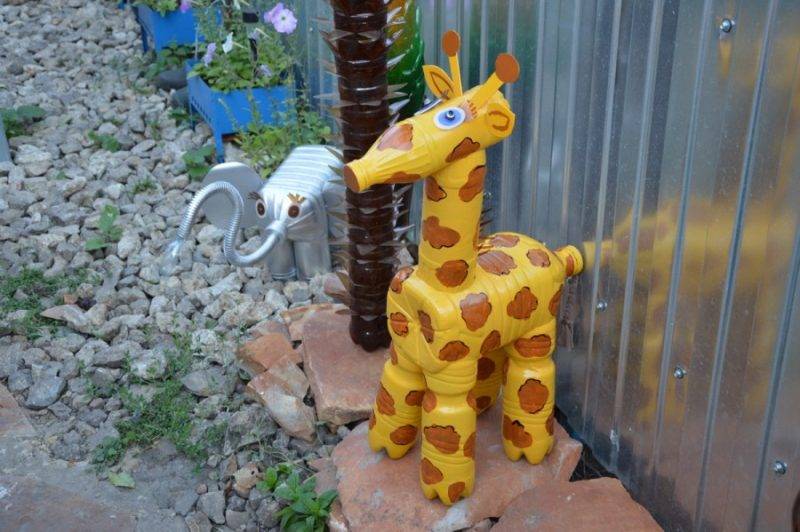 Жираф из пластиковых бутылок для сада своими руками: Пошаговая инструкция для начинающих