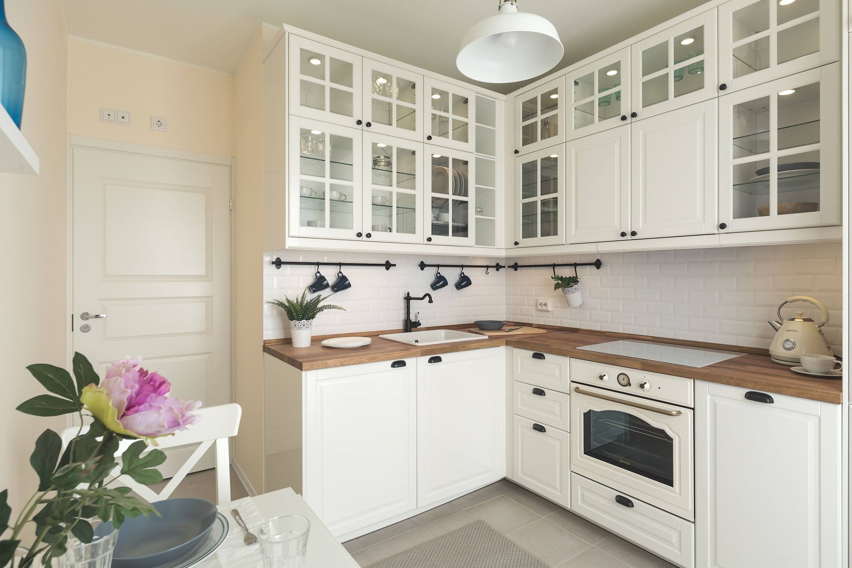 Белая кухня в интерьере: фото примеров оформления