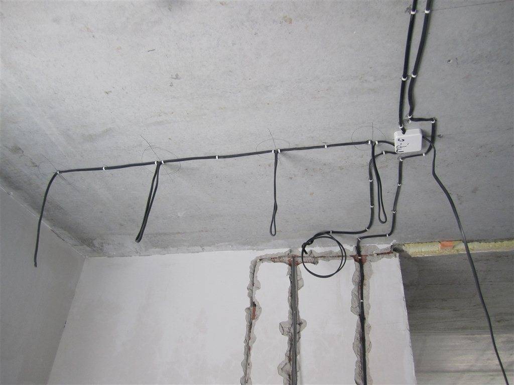 Проводка под натяжным потолком: как провести, и какие комплектующие купить