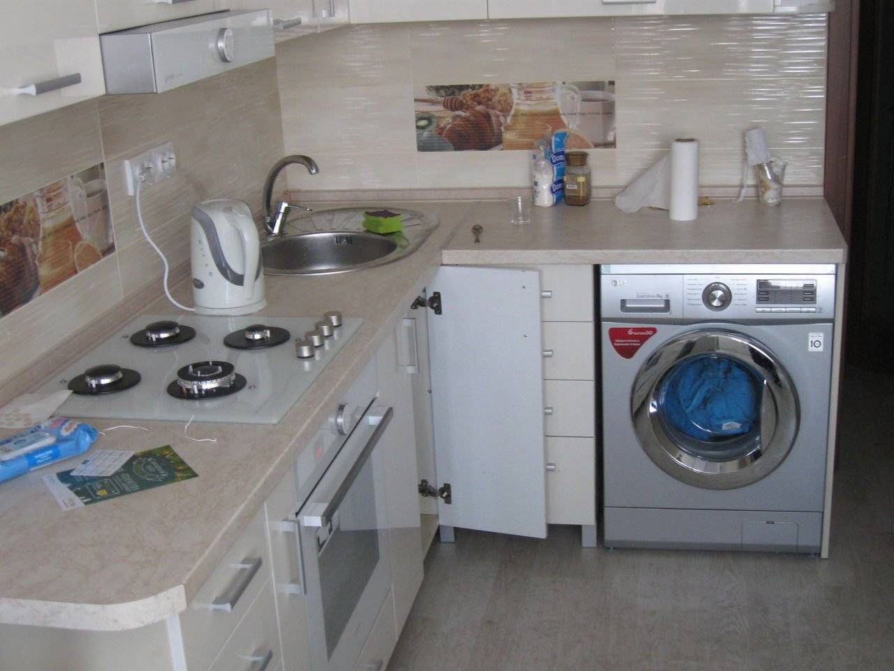 Куда поставить стиральную машину на кухне: 9 лучших мест + фото