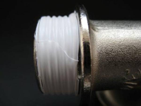 Как правильно наматывать фум ленту на резьбу: особенности применения и советы сантехников