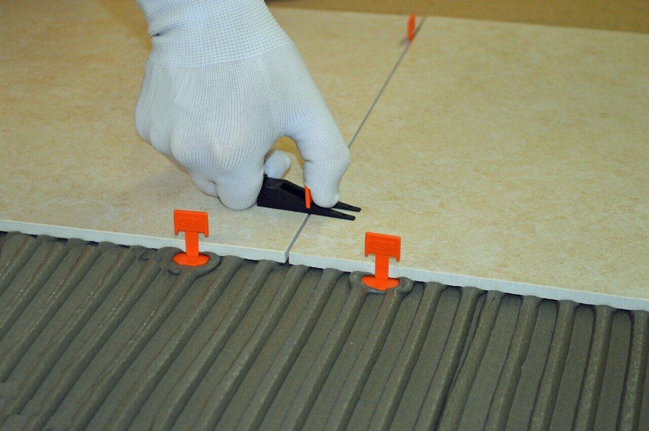 Выравнивание пола плиточным клеем под укладку финишного покрытия