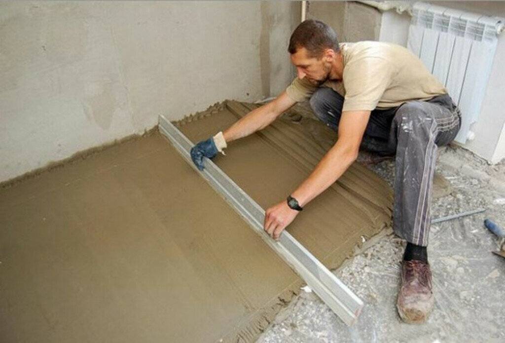 Как и чем выровнять бетонный пол в квартире своими руками