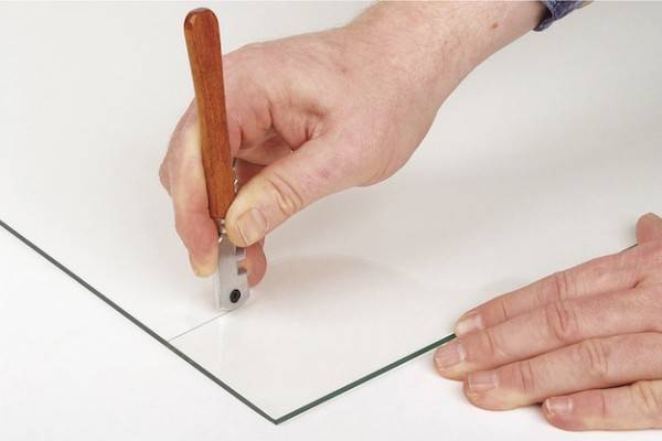 Как резать стекло стеклорезом: основные приемы и нюансы работы