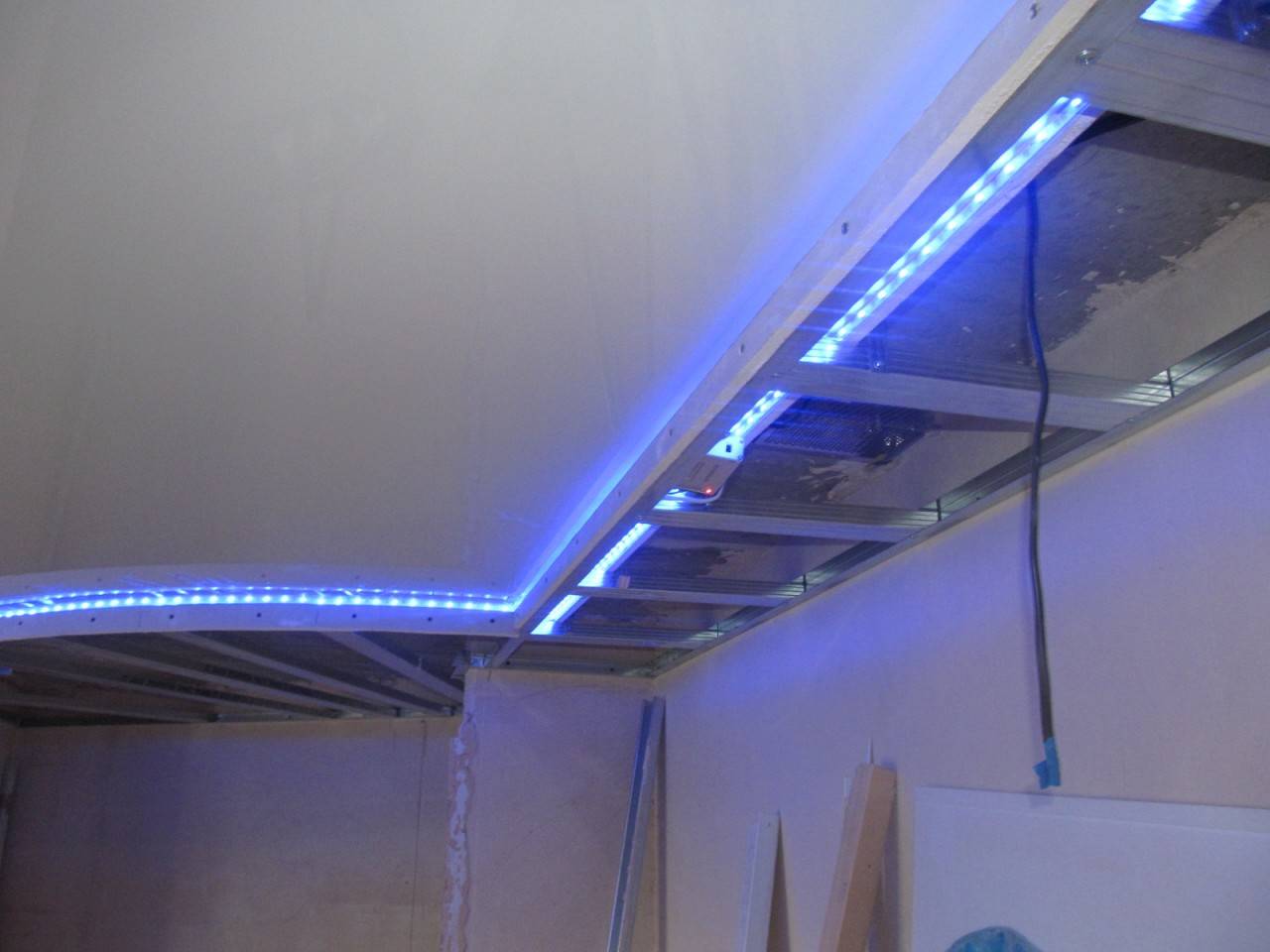 Натяжной потолок с подсветкой по периметру изнутри - 30 фото