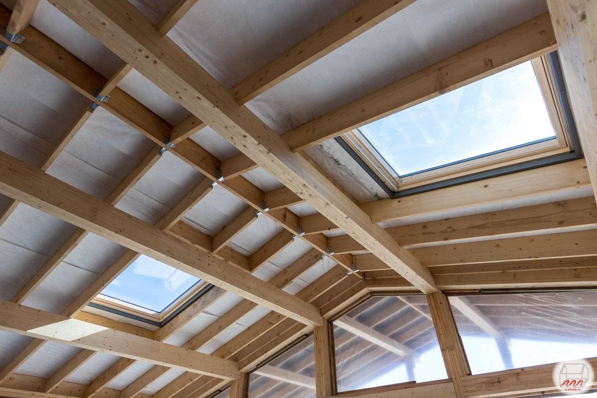 Как сделать отделку деревянного потолка в частном каркасном доме: варианты и идеи