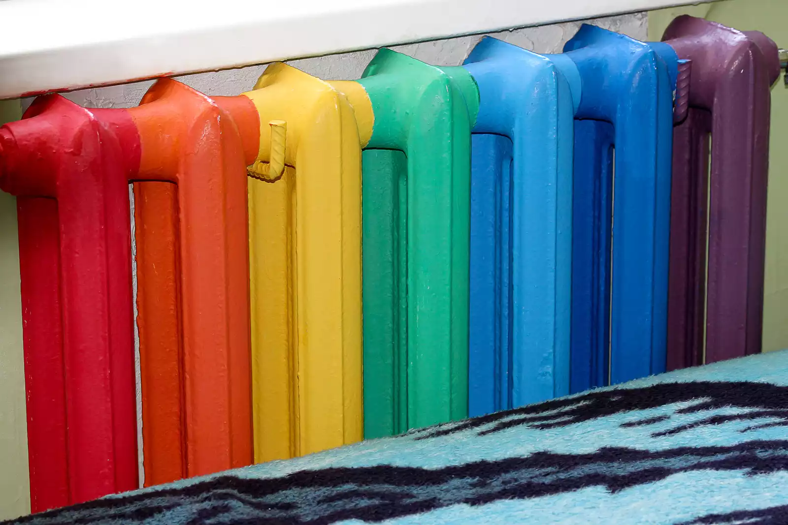 Как покрасить батарею: какой краской чугунную и радиатор отопления своими руками - какой краской красить для декора в домашних условиях