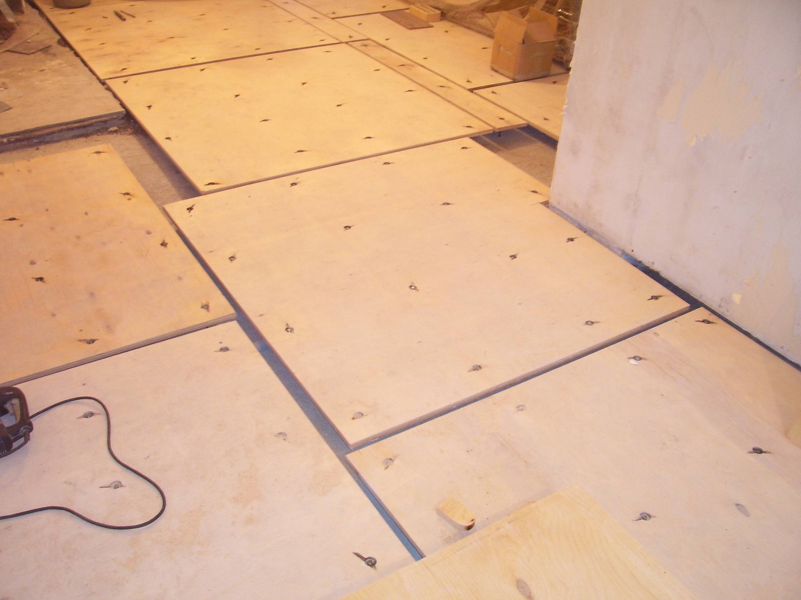 Укладка фанеры на бетонный пол: выбор клея и правила монтажа