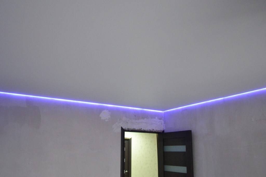 Подсветка натяжного потолка светодиодной лентой: особенности и монтаж