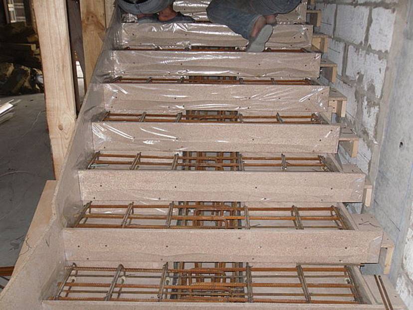 Монолитная лестница в частном доме своими руками из бетона: плюсы и минусы, советы по монтажу и отделке бетонной лестницы