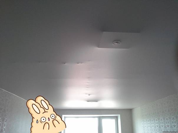 Натяжной потолок прилипает к потолку – что делать? Обзор