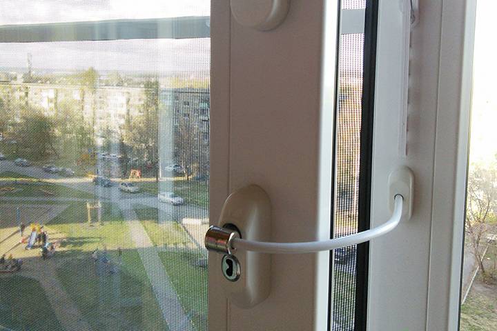 Как правильно выбрать безопасное окно в детскую комнату