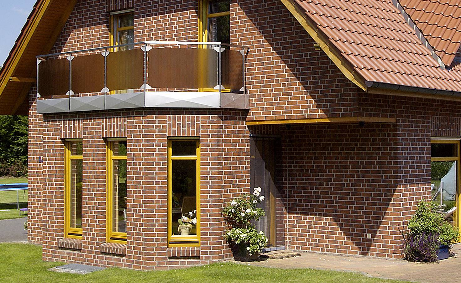 Желтый облицовочный кирпич для фасада дома: силикатный, клинкерный, керамический +фото и видео