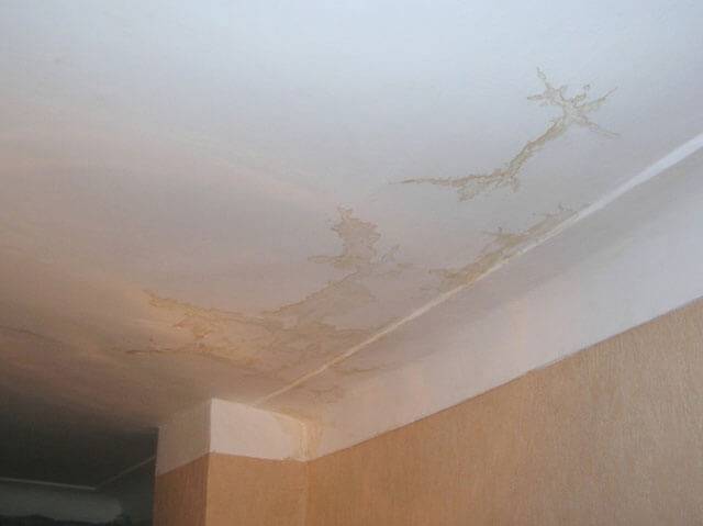 От чего появляются желтые пятна на потолке и как от них избавиться