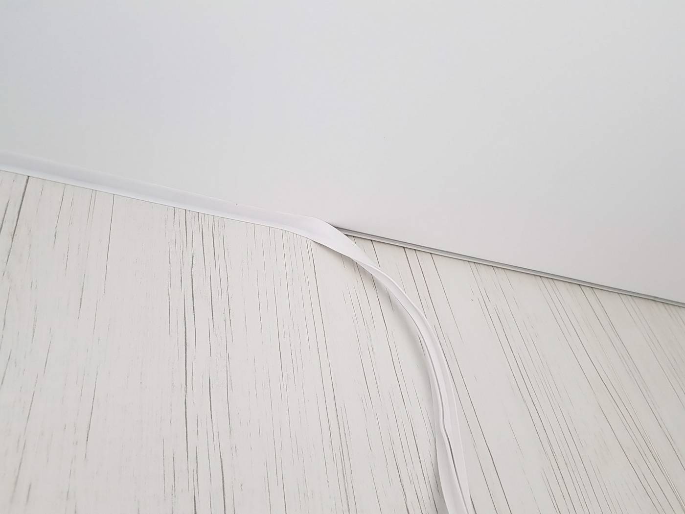 Натяжной потолок без плинтуса: фото, монтаж, примеры в дизайне