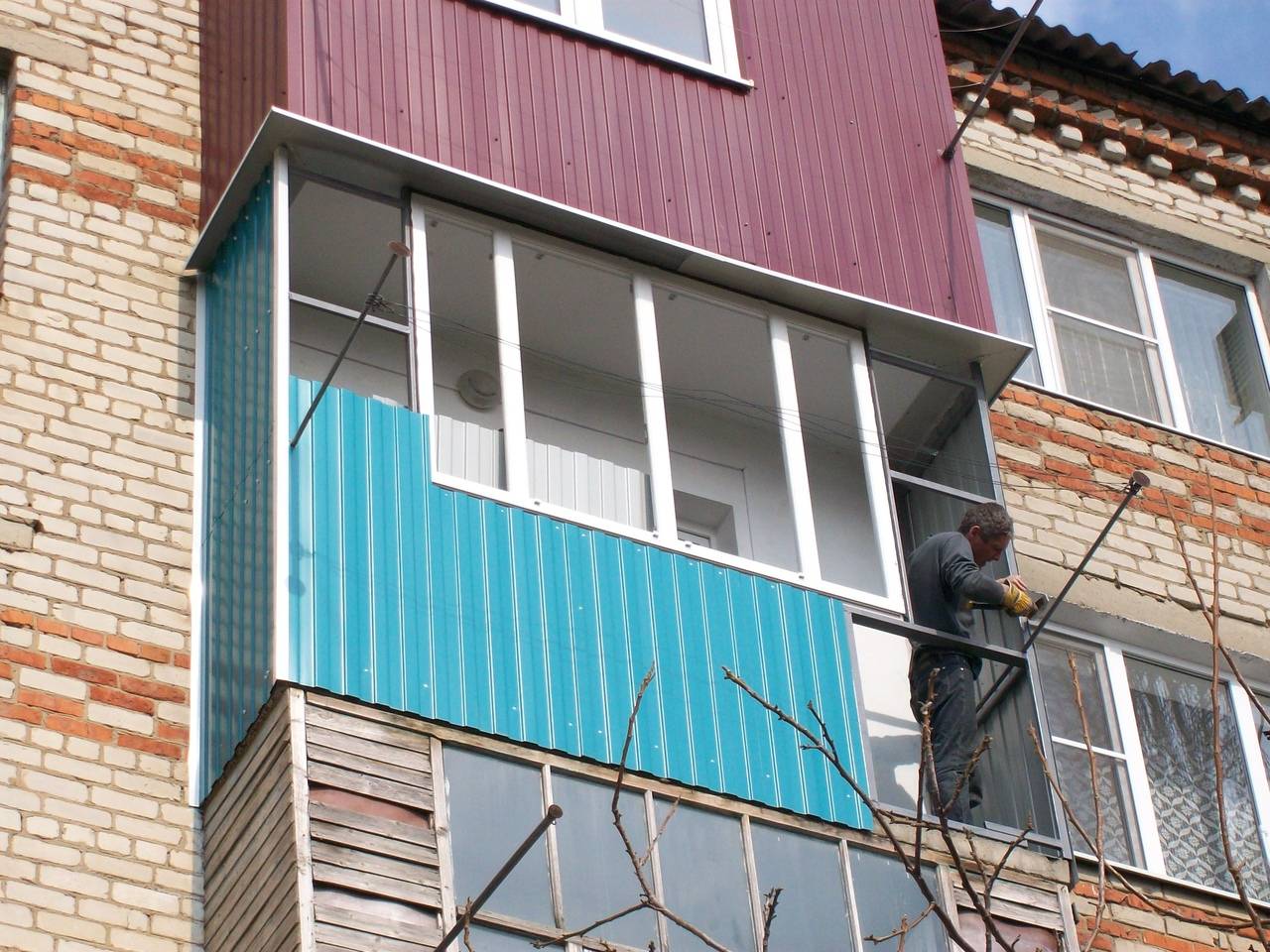 Как обшить балкон сайдингом, а также сравнение наружной отделки балкона различными материалами, какая облицовка лучше, фото готовых фасадов балконов
