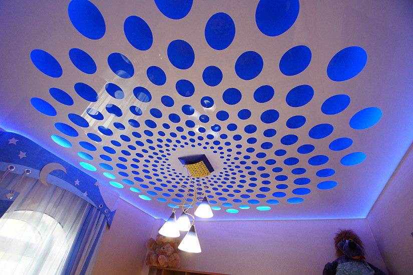 Резной натяжной потолок с подсветкой и конструкционные особенности