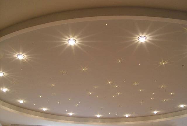 Как лучше расположить точечные светильники на натяжном потолке?