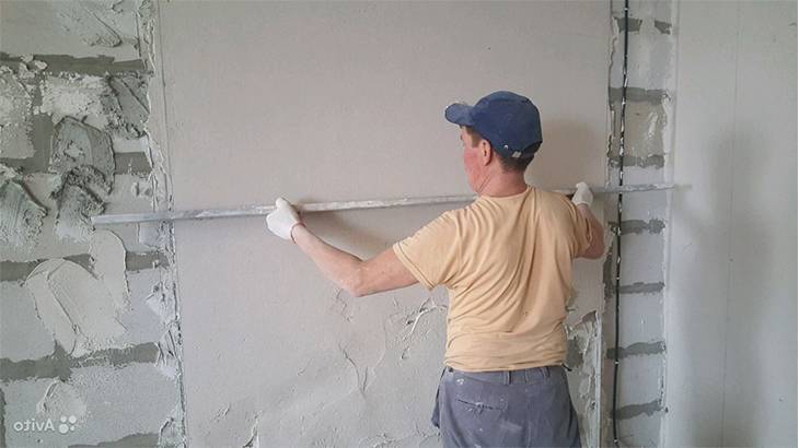 Штукатурка стен из пеноблоков: внутри дома и снаружи, чем лучше отделать помещения, а также необходимые материалы для оштукатуривания