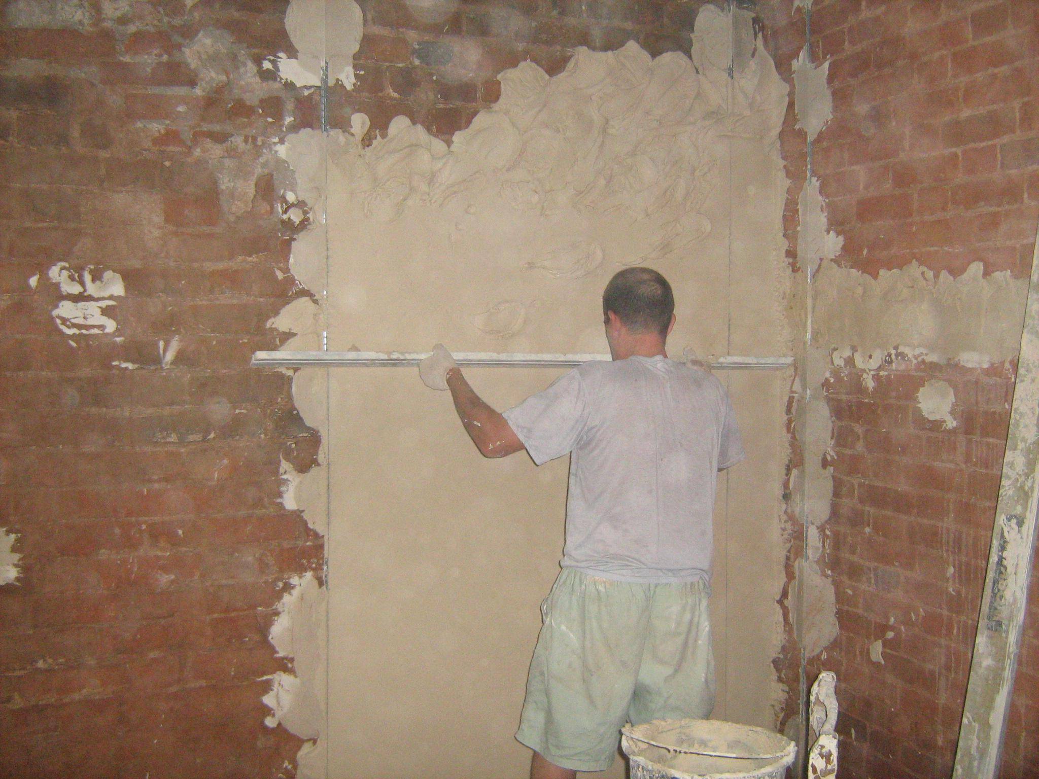 Черновая штукатурка стен: когда нужно штукатурка с нуля, как правильно отделать и как заштукатурить ровно бетонные стены