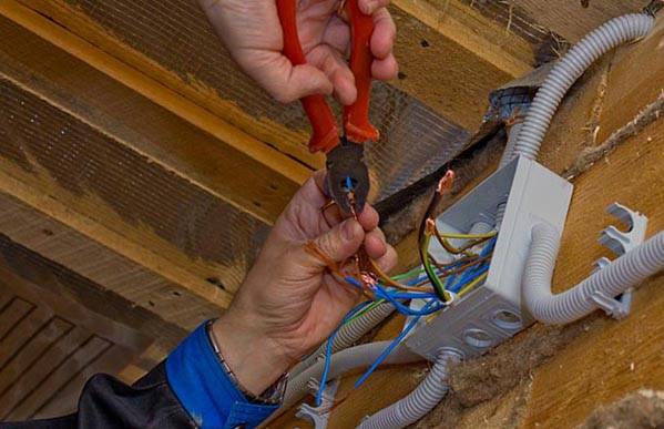 Как установить проводку в деревянном доме своими руками