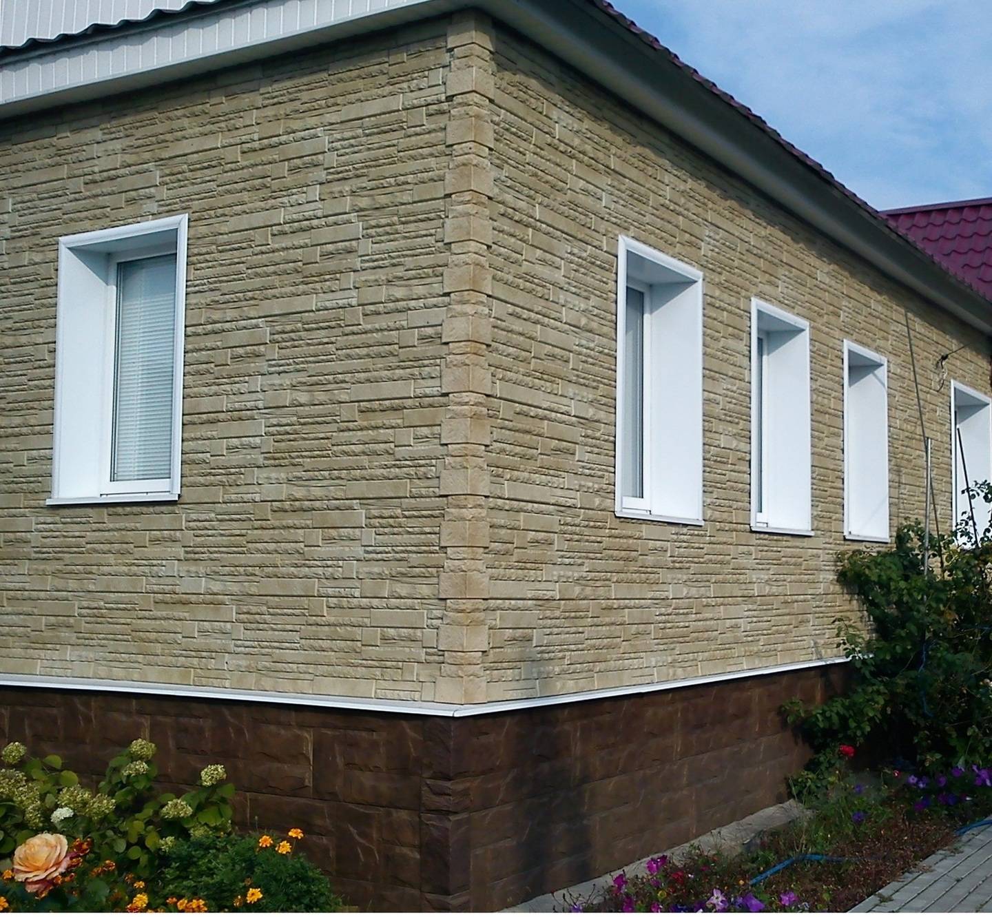 Технология отделки дома фасадными панелями под камень + достоинства и недостатки декоративных панелей из искусственного камня
