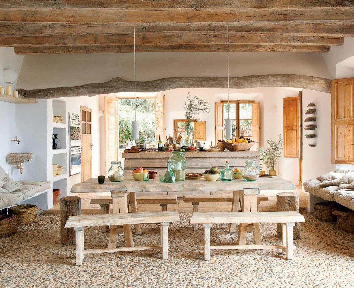 Стиль рустик в интерьере: кухня и мебель в рустикальном стиле, стол - деревенский уют для загородного дома