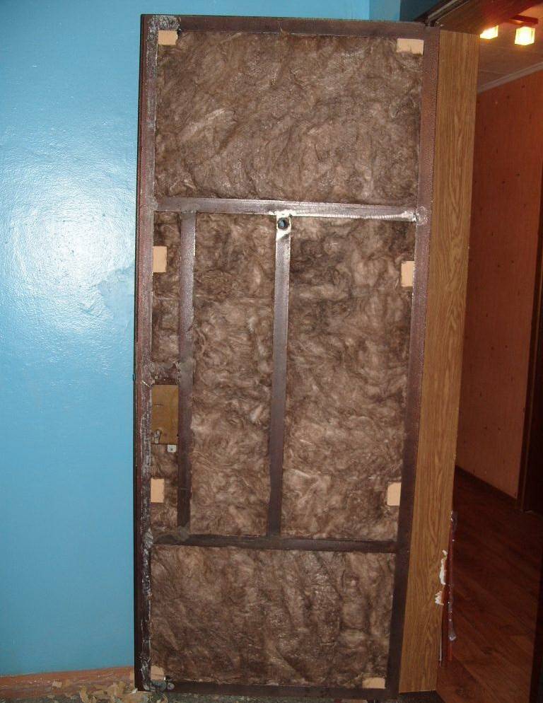 Особенности утепления входной металлической двери: как и чем утеплять железные двери