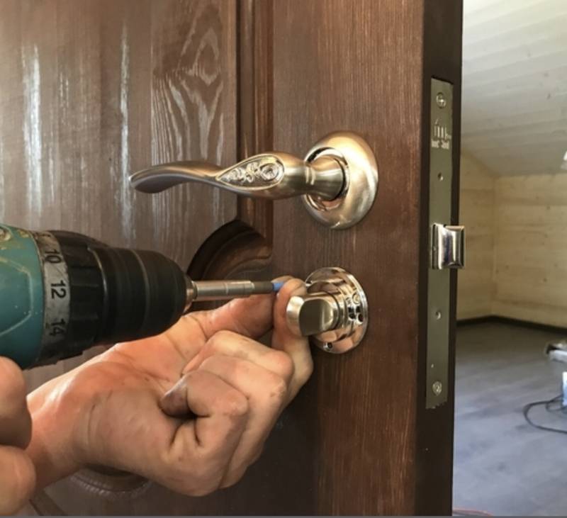 Как в межкомнатной двери поменять ручку, в том числе поставить на место старой круглую дверную фурнитуру, сколько это стоит?