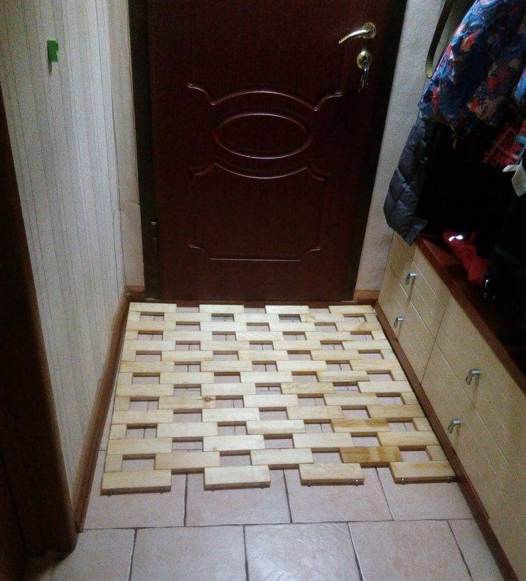 Использование плитки у входной двери